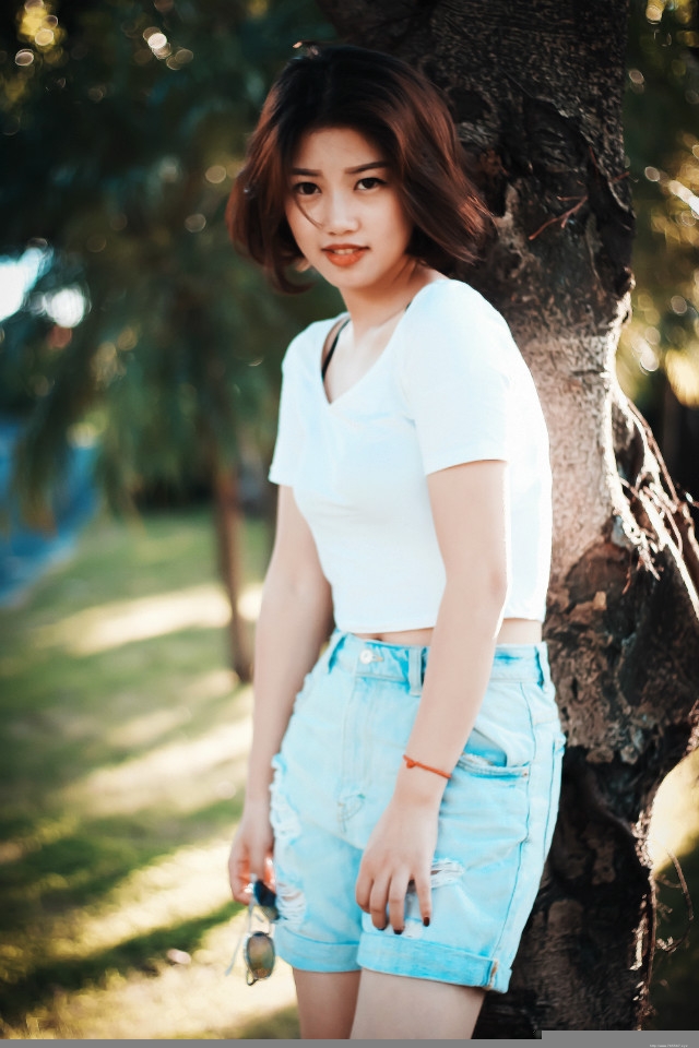 公园短发复古清新少女绽放迷人笑容写真