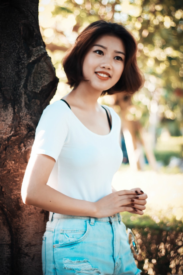 公园短发复古清新少女绽放迷人笑容写真
