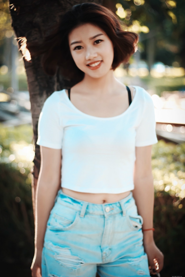 公园短发复古清新少女绽放迷人笑容写真