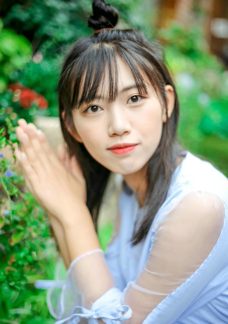 温室花朵少女可爱笑脸迷人