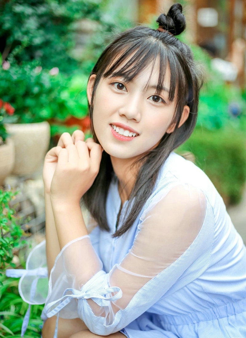 温室花朵少女可爱笑脸迷人
