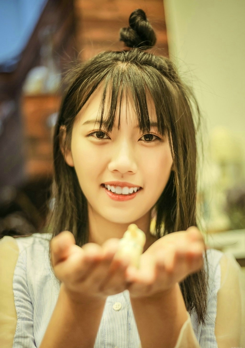 温室花朵少女可爱笑脸迷人