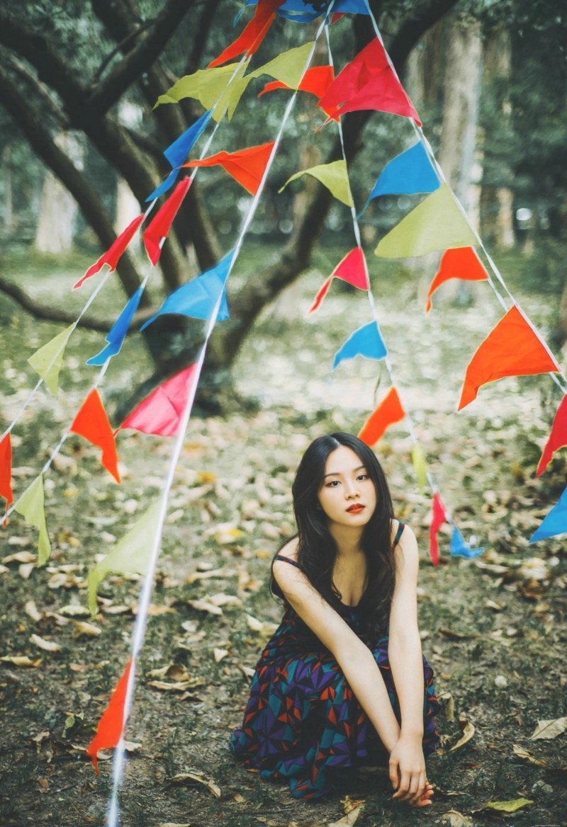 森林内的气质美女精致五官美丽动人