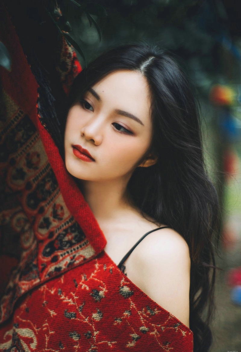 森林内的气质美女精致五官美丽动人