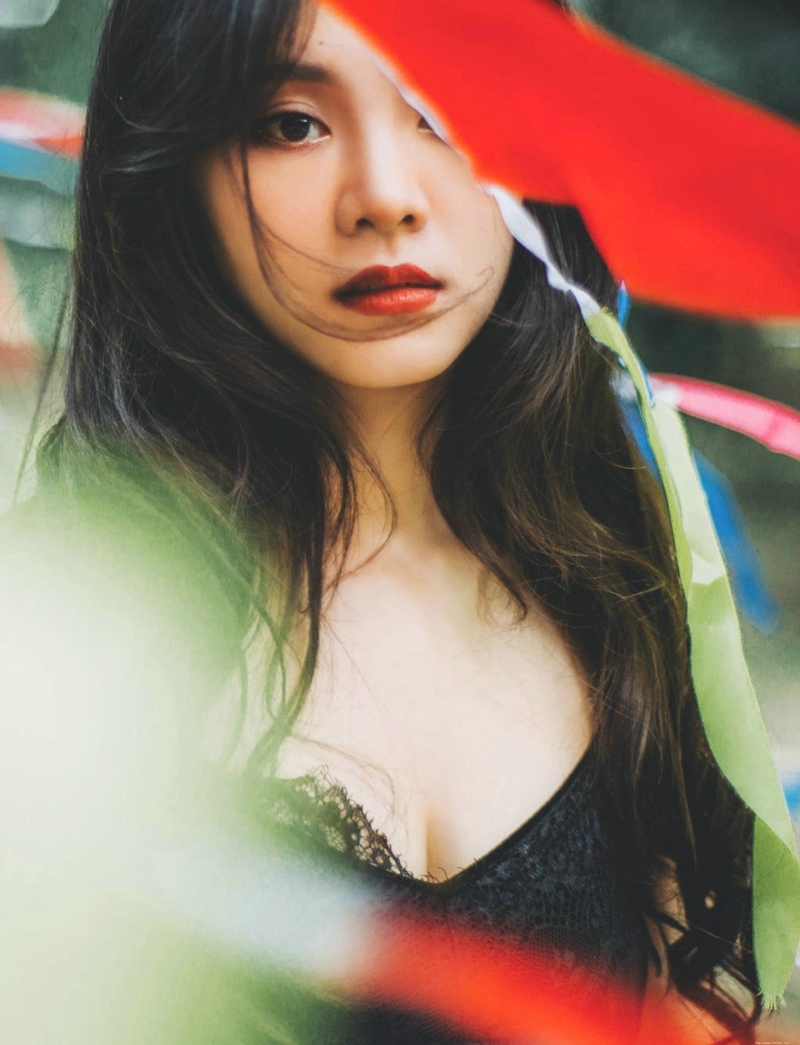 森林内的气质美女精致五官美丽动人