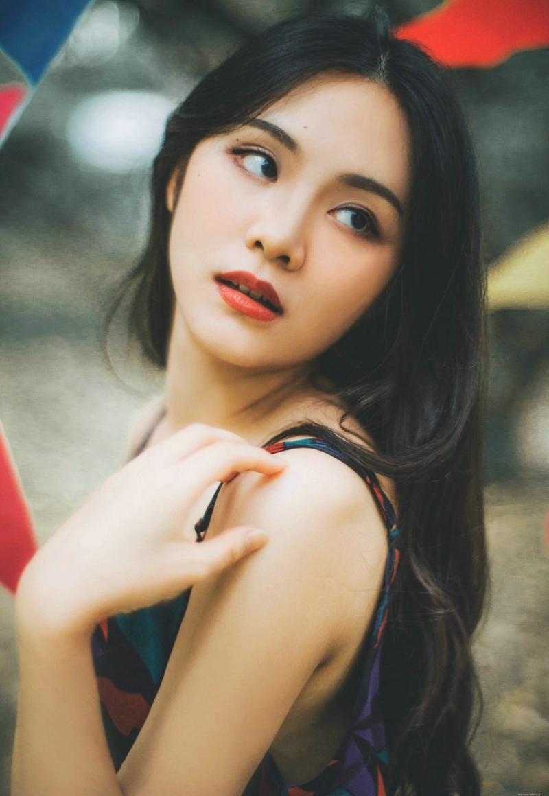 森林内的气质美女精致五官美丽动人