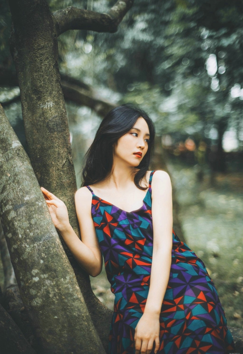 森林内的气质美女精致五官美丽动人