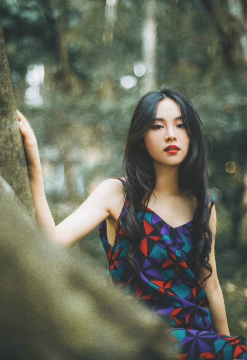 森林内的气质美女精致五官美丽动人