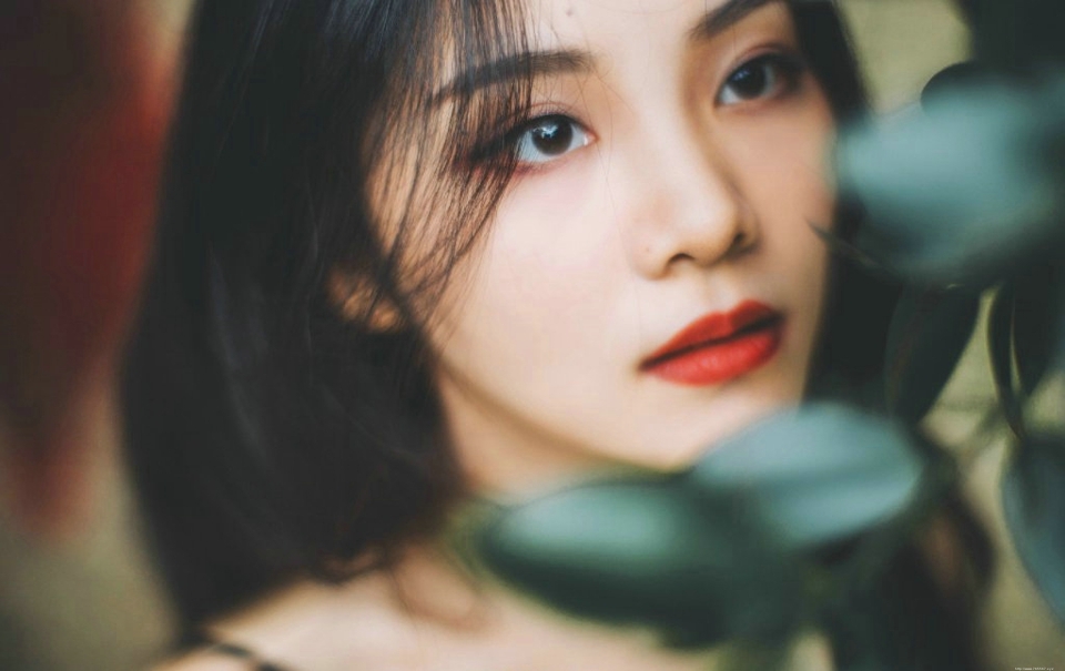 森林内的气质美女精致五官美丽动人