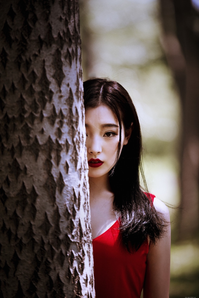 深林内如痴如醉跳舞的红裙美女展示好身材