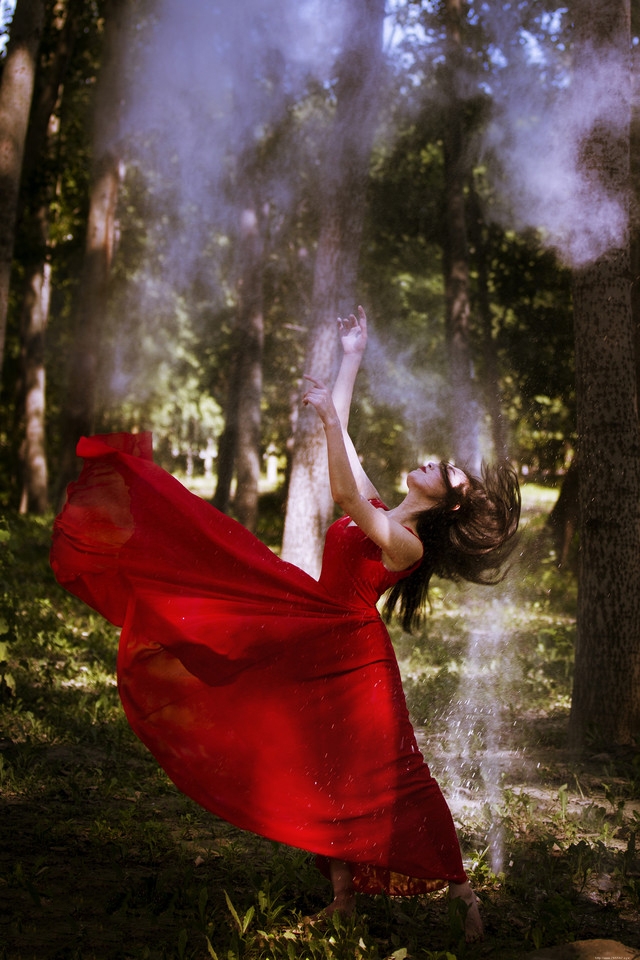 深林内如痴如醉跳舞的红裙美女展示好身材