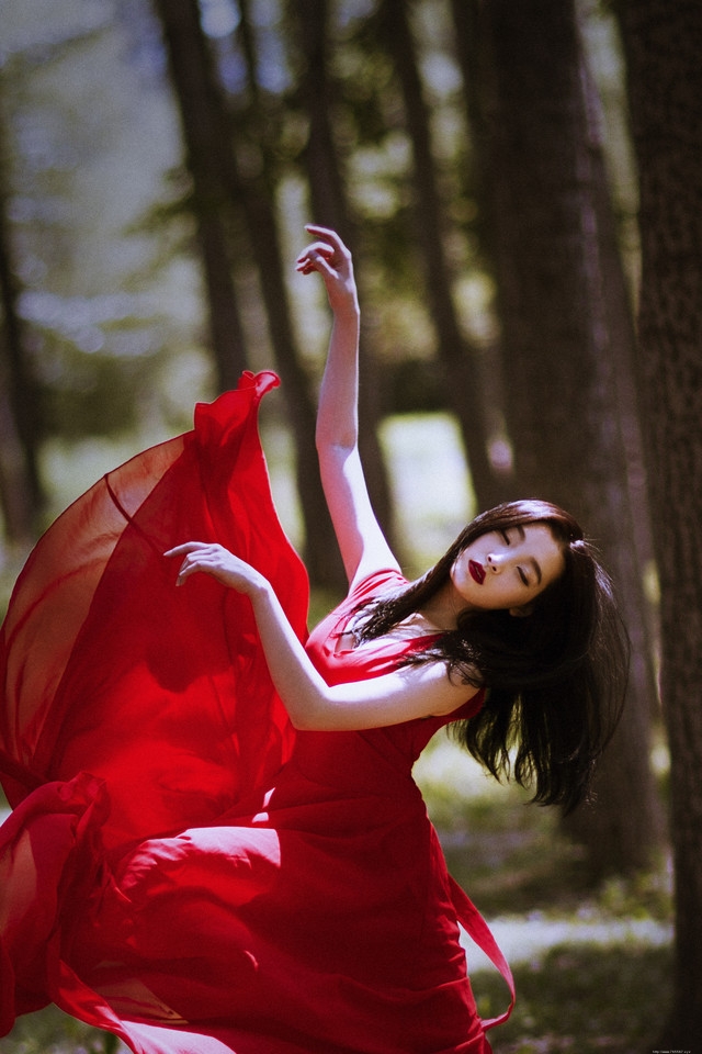 深林内如痴如醉跳舞的红裙美女展示好身材