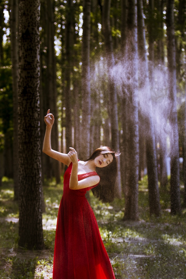 深林内如痴如醉跳舞的红裙美女展示好身材