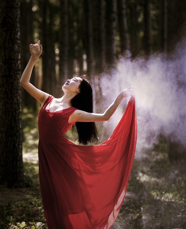 深林内如痴如醉跳舞的红裙美女展示好身材