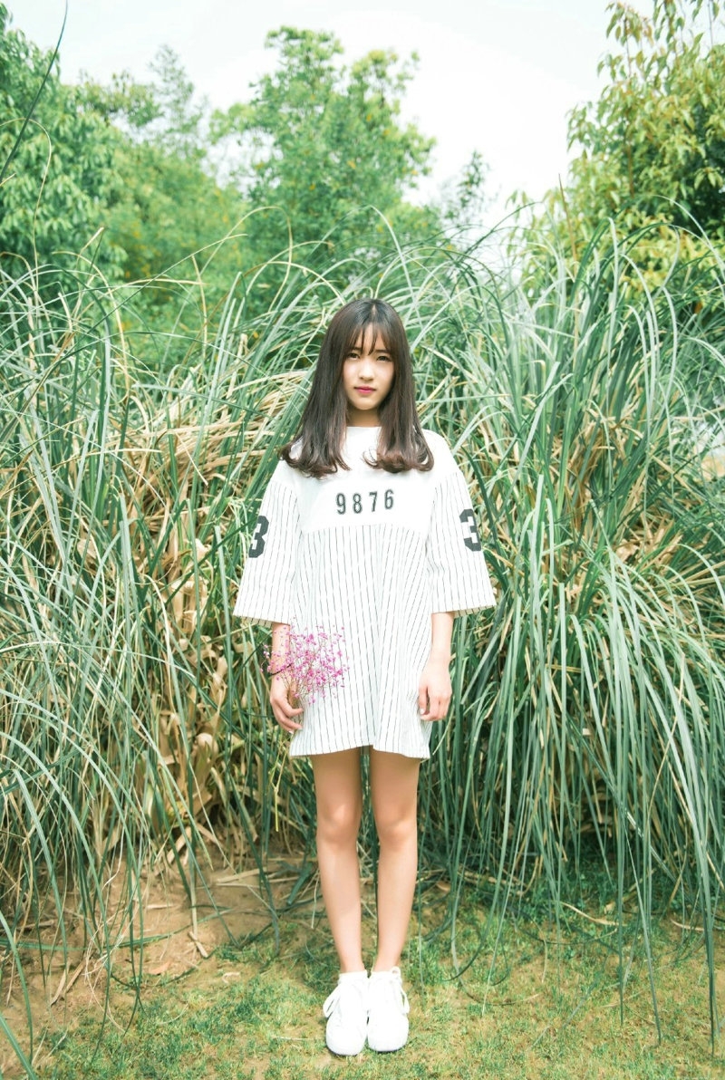 高颜值清纯美女户外手捧鲜花清新写真