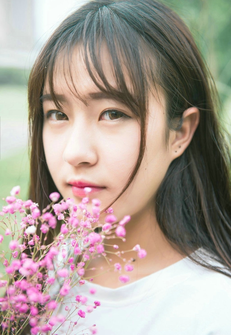 高颜值清纯美女户外手捧鲜花清新写真