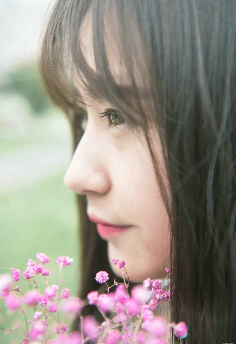 高颜值清纯美女户外手捧鲜花清新写真