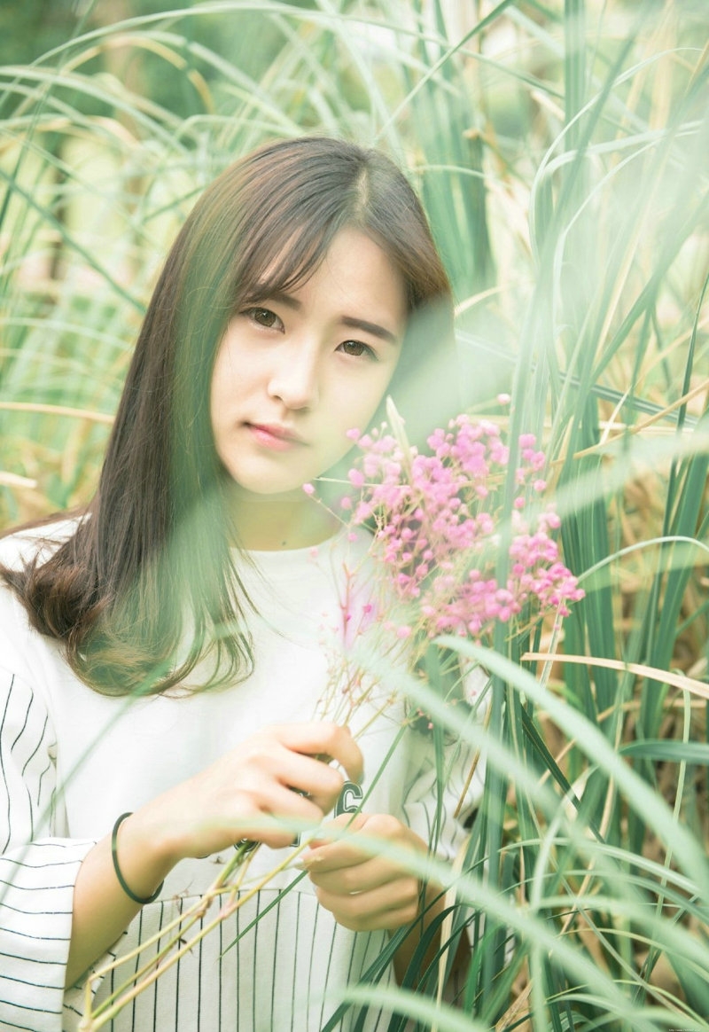 高颜值清纯美女户外手捧鲜花清新写真