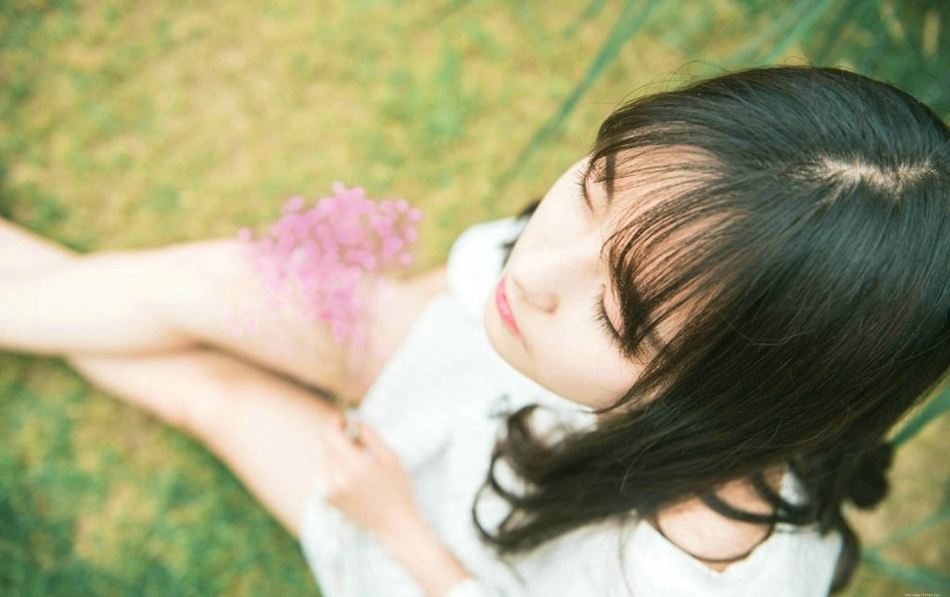 高颜值清纯美女户外手捧鲜花清新写真