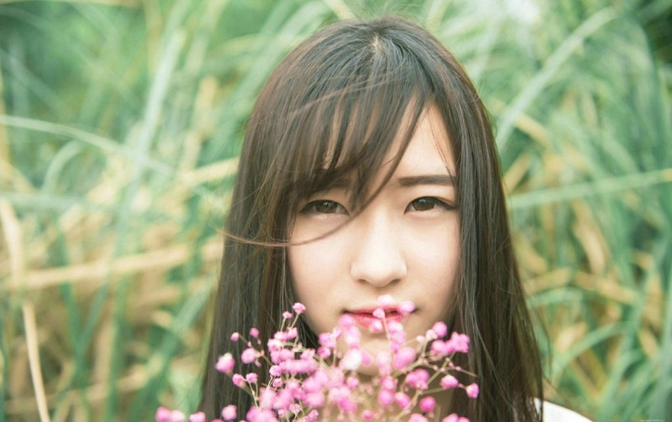 高颜值清纯美女户外手捧鲜花清新写真