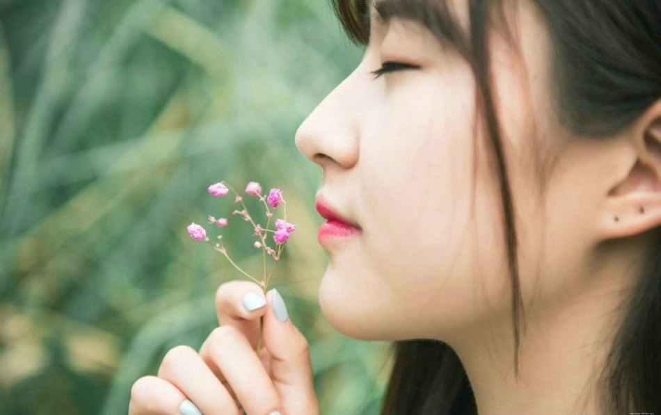 高颜值清纯美女户外手捧鲜花清新写真