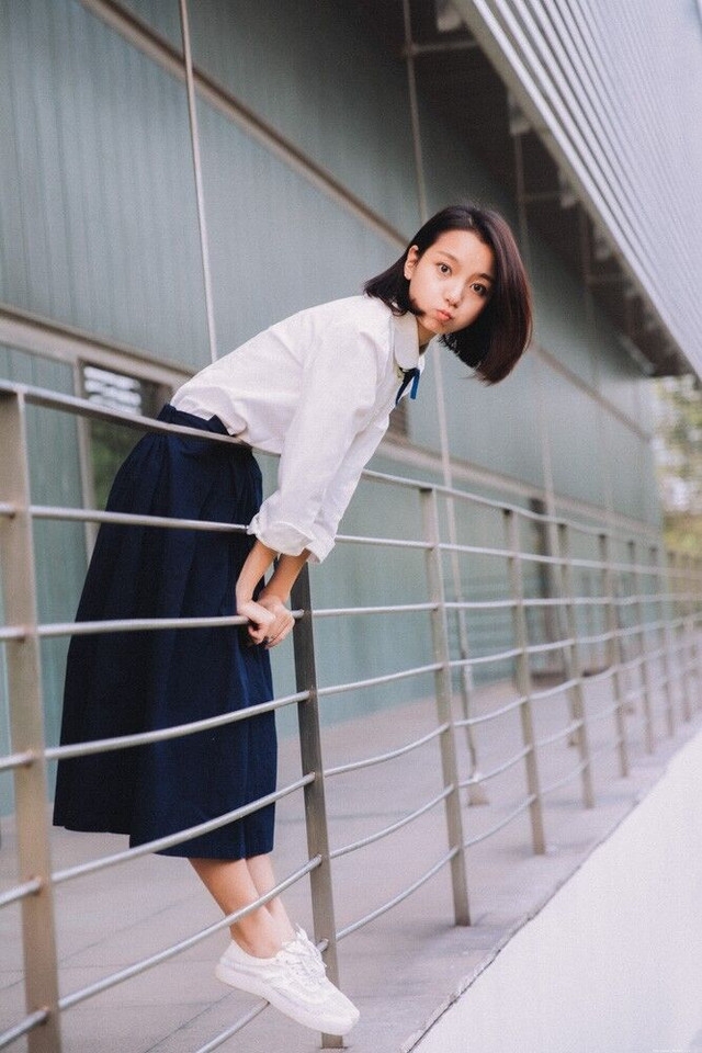 纯真短发美女嘟嘴卖萌皮肤白嫩笑容甜