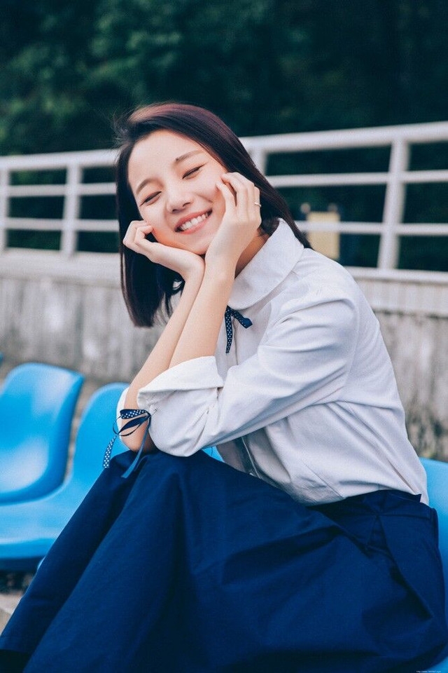 纯真短发美女嘟嘴卖萌皮肤白嫩笑容甜