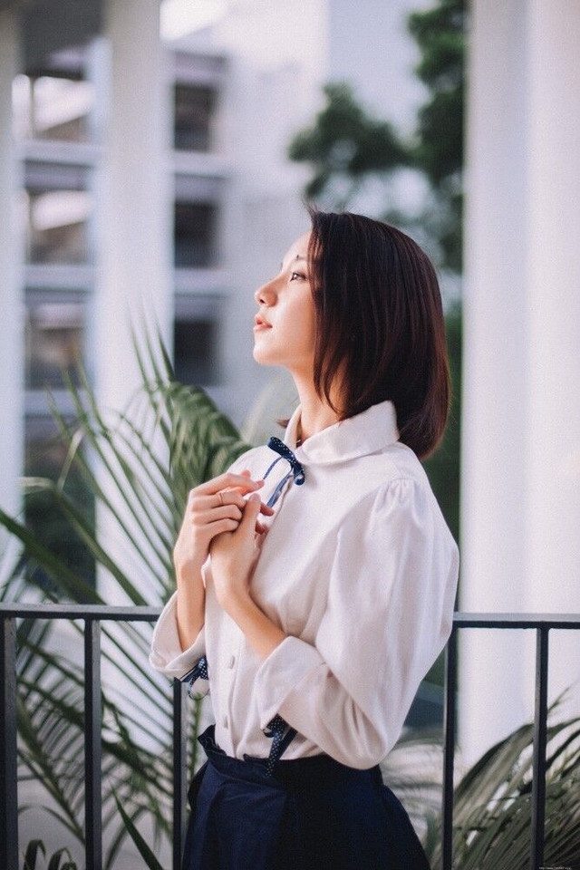 纯真短发美女嘟嘴卖萌皮肤白嫩笑容甜