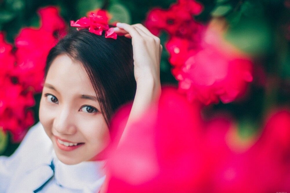 纯真短发美女嘟嘴卖萌皮肤白嫩笑容甜