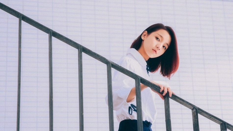 纯真短发美女嘟嘴卖萌皮肤白嫩笑容甜