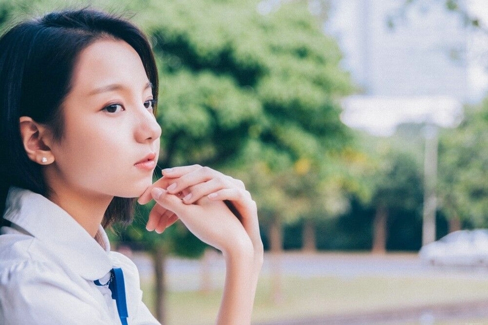 纯真短发美女嘟嘴卖萌皮肤白嫩笑容甜