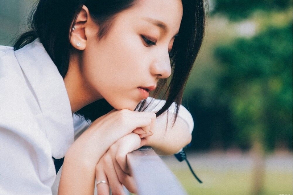 纯真短发美女嘟嘴卖萌皮肤白嫩笑容甜