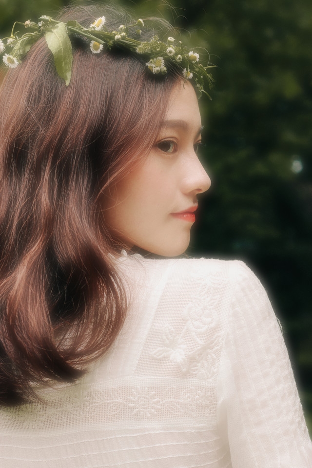 头戴花环的白色长裙美女赤脚行走在深林