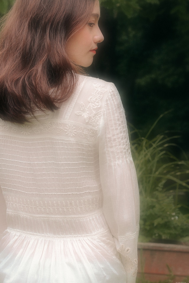 头戴花环的白色长裙美女赤脚行走在深林