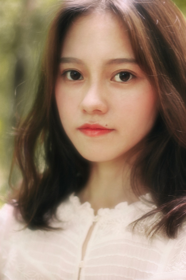 头戴花环的白色长裙美女赤脚行走在深林