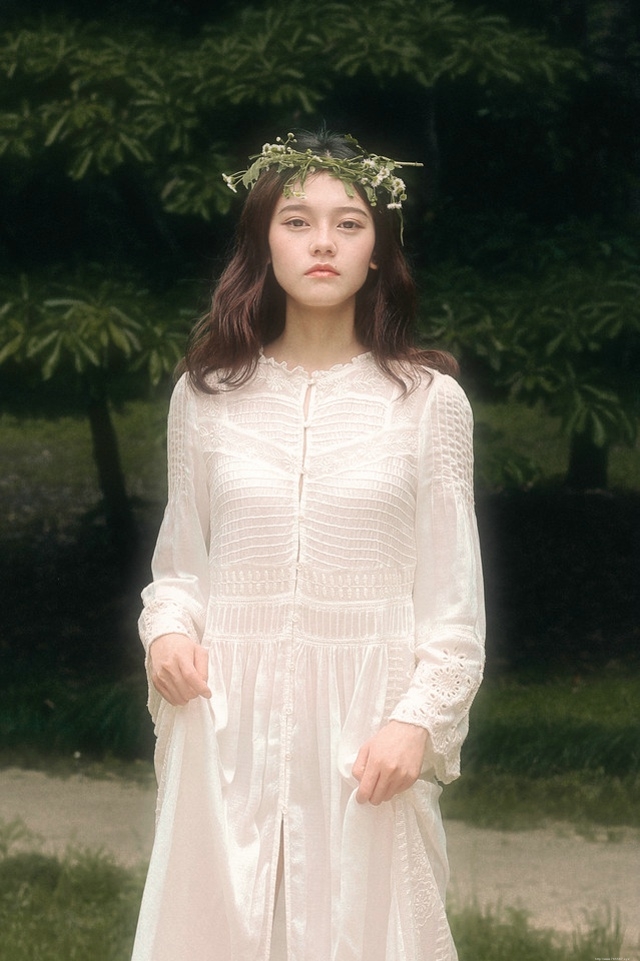 头戴花环的白色长裙美女赤脚行走在深林