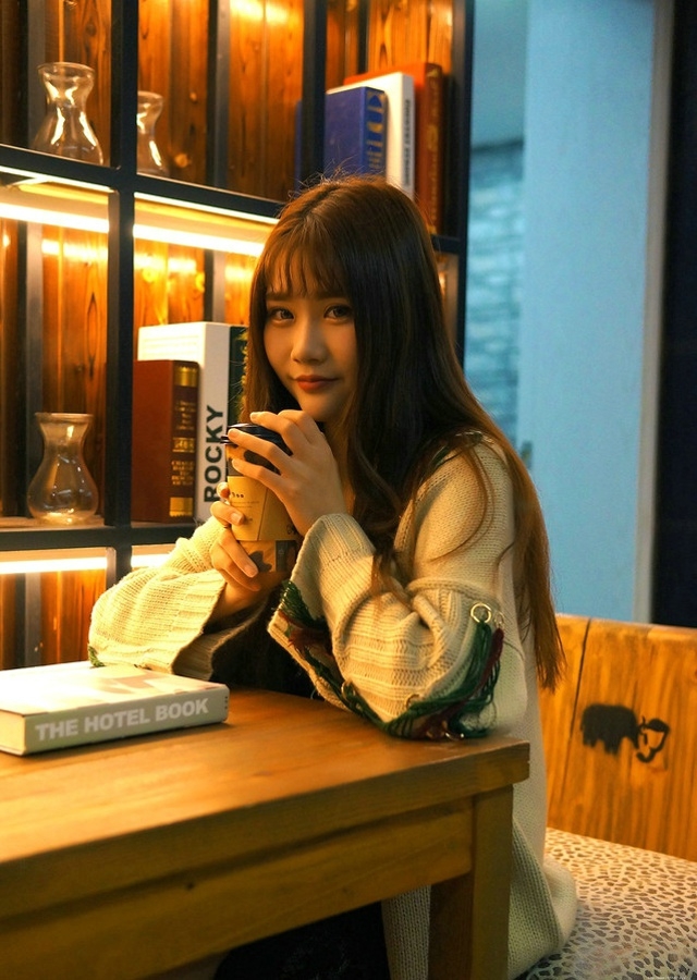 图书馆内咖啡妹子笑容明朗安静看书