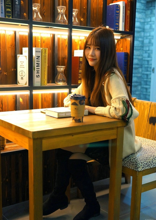 图书馆内咖啡妹子笑容明朗安静看书