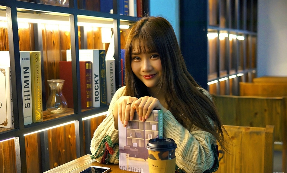 图书馆内咖啡妹子笑容明朗安静看书