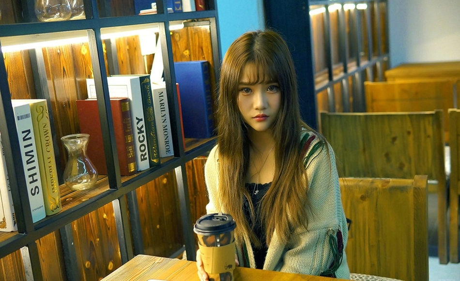 图书馆内咖啡妹子笑容明朗安静看书