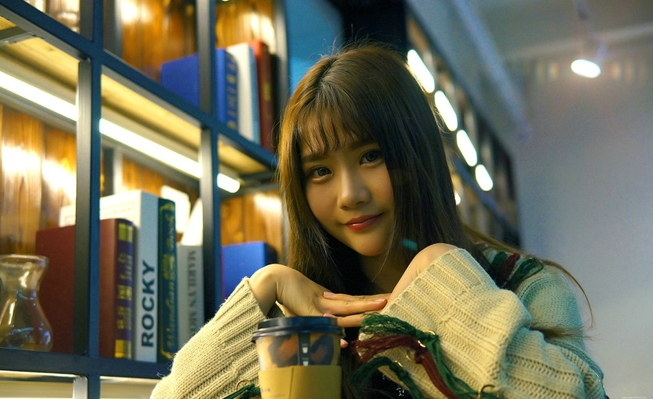 图书馆内咖啡妹子笑容明朗安静看书