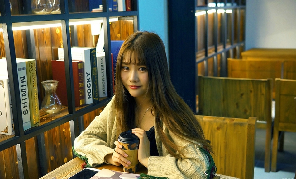 图书馆内咖啡妹子笑容明朗安静看书