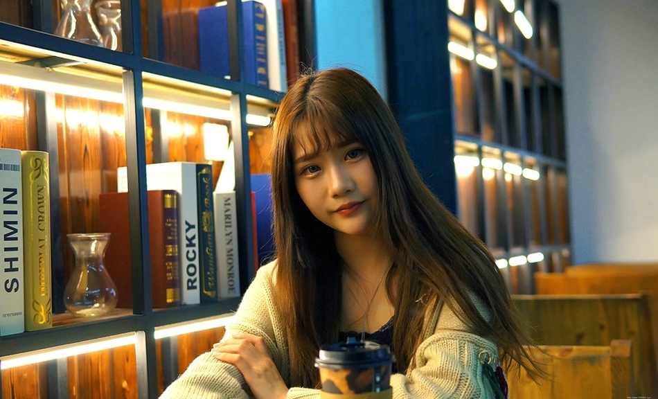 图书馆内咖啡妹子笑容明朗安静看书