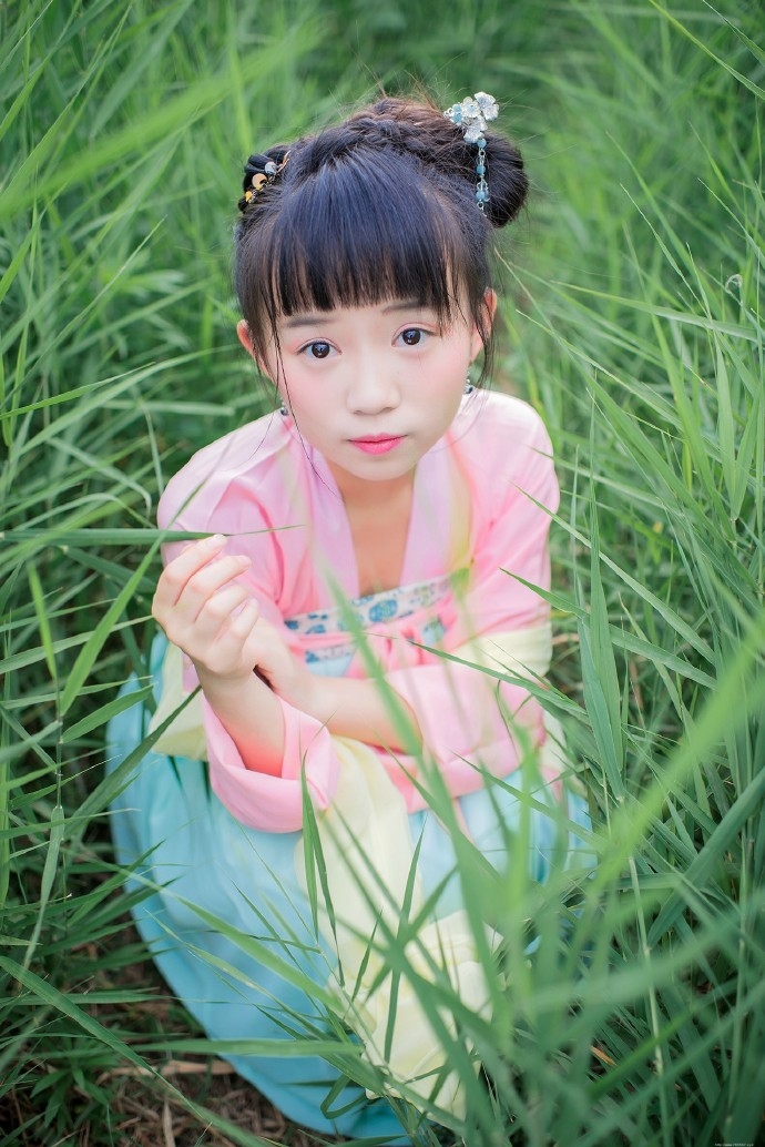 甜美少女古装寻觅大自然的温馨气息