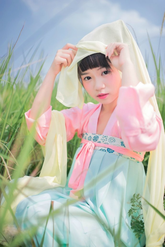 甜美少女古装寻觅大自然的温馨气息