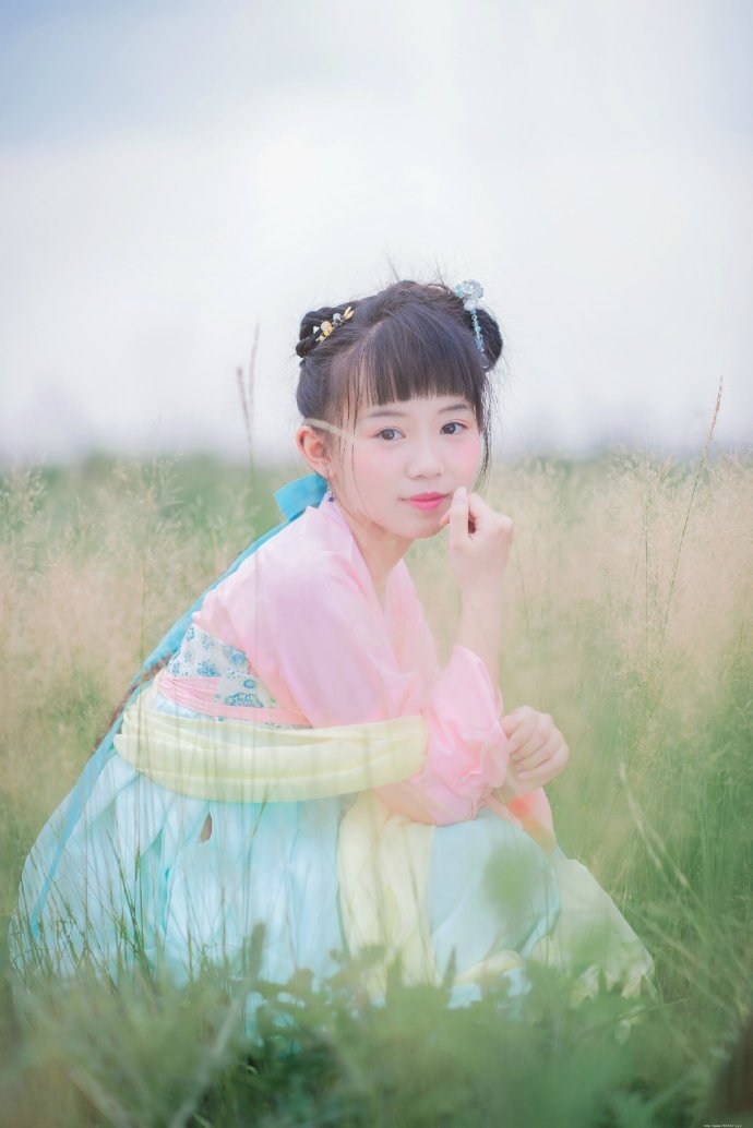 甜美少女古装寻觅大自然的温馨气息