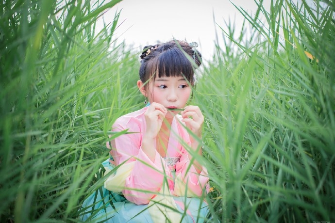 甜美少女古装寻觅大自然的温馨气息