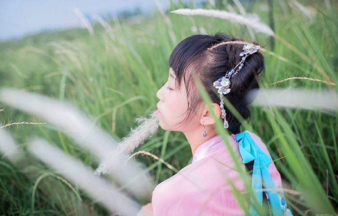 甜美少女古装寻觅大自然的温馨气息