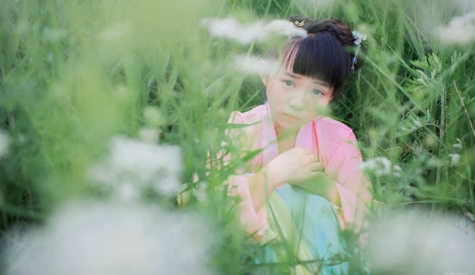 甜美少女古装寻觅大自然的温馨气息