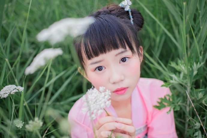 甜美少女古装寻觅大自然的温馨气息